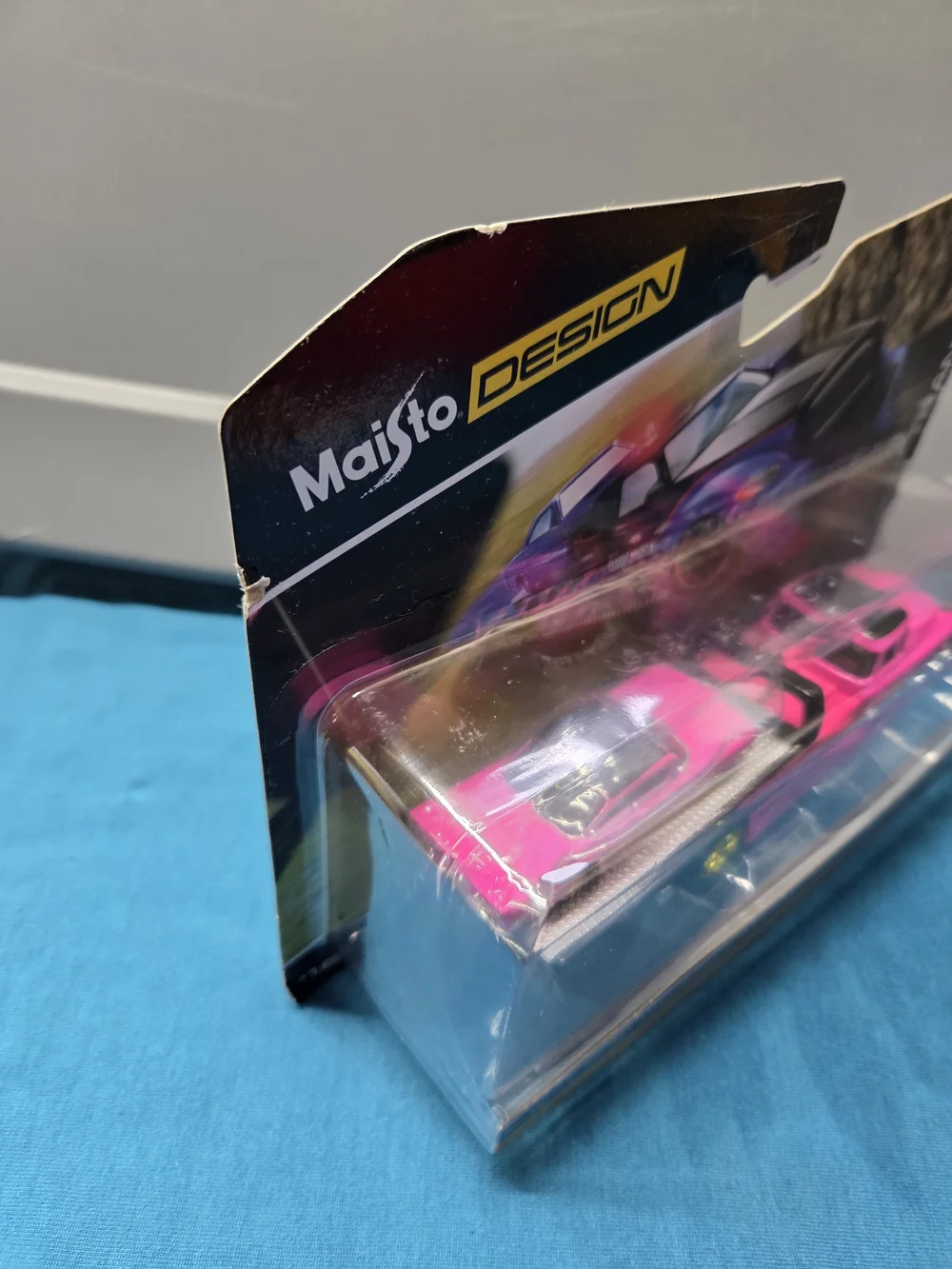 Maisto 1957 Chevrolet Flatbed Truck & 1959 Impala SS Pink 1/64 Models